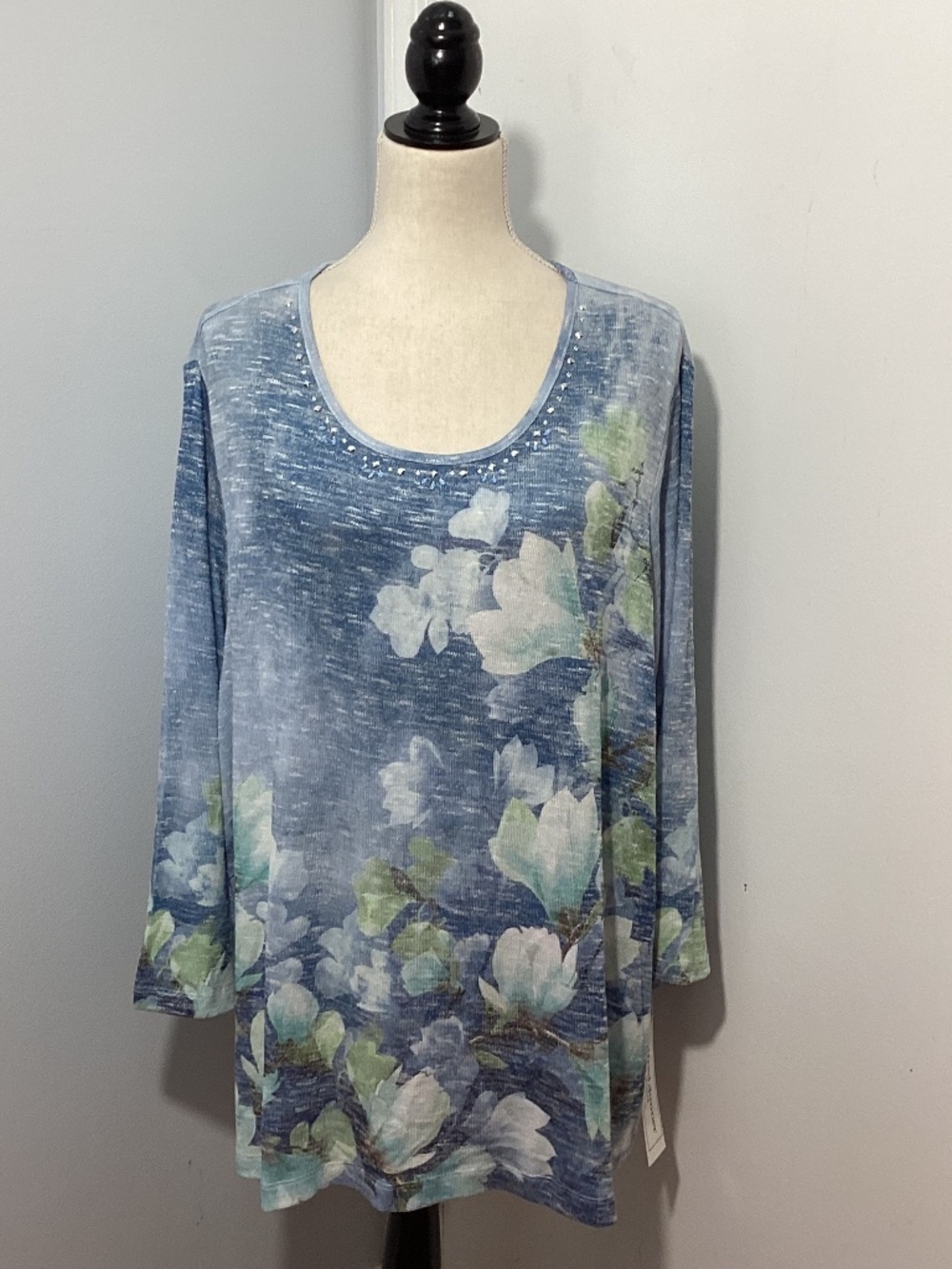 NWT ALFRED DUNNER 3X FLORAL BLUE TOP SILVER BEADS AT NECKLINE